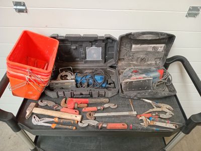 une table avec des outils dans un garage