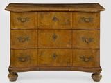 une commode en bois avec des tiroirs de chaque côté