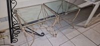 Deux tables d'appoint en fer forgé dessus en verre. (photo 2)