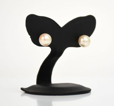 support en forme d'oreilles de chat noir surmonté de boucles d'oreilles en perles