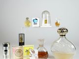 de nombreux parfums et flacons de parfum de toutes sortes sur la table