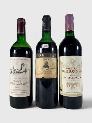 trois bouteilles de vin posées l'une à côté de l'autre sur une table
