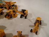 beaucoup de petits engins de chantier qui traînent par terre