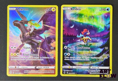 deux cartes Pokémon posées sur une surface noire, avec une bordure jaune
