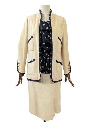 une photo d'une robe et d'une veste sur un mannequin
