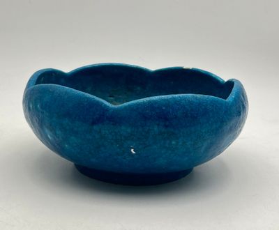 un bol bleu posé sur une table