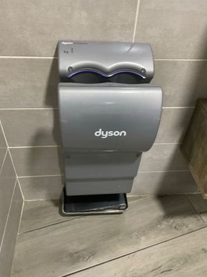 un distributeur de papier toilette dans un coin des toilettes