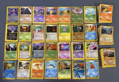 beaucoup de cartes pokemon différentes sur la table