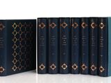 Les quatre livres sont alignés les uns à côté des autres sur une surface blanche.