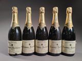 six bouteilles de champagne sont alignées sur une table
