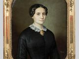 portrait d'une femme en robe noire dans un cadre doré