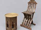 une paire de chaises et une table en forme de chaise