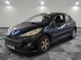la photo d'une voiture noire garée dans un garage