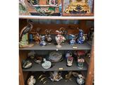 une étagère sur laquelle sont disposés de nombreux objets décoratifs