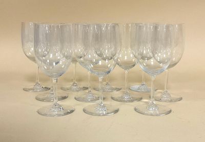 six verres à vin vides alignés sur une table