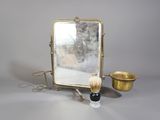 un miroir et une brosse posés sur une table