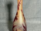 un vase en verre posé sur une table