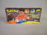 La boîte est ouverte pour montrer le contenu du coffret de combat Pokémon.