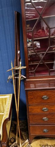 Paire de skis en bois et paire de bâtons de ski vintage.