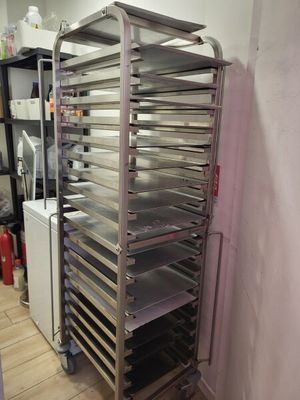 une photo d'un support à plateaux dans une cuisine