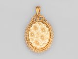 un pendentif en or 18 carats orné d'un motif floral