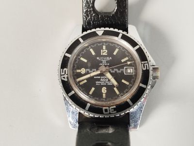une montre posée sur un bracelet en cuir noir