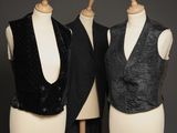 deux mannequins vêtus de gilets noirs, exposés sur un fond gris