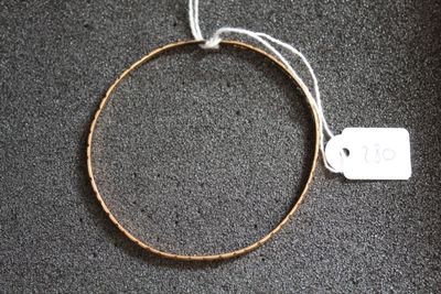 gros plan d'un bracelet portant une étiquette de prix