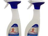 deux vaporisateurs de nettoyant pour WC sur fond blanc