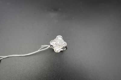 gros plan d'une bague en diamant sur une surface noire