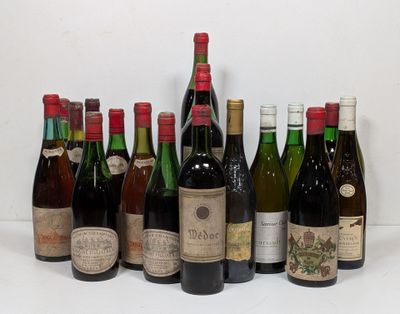 plusieurs bouteilles de vin sont alignées sur une surface blanche
