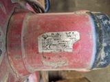 un gros plan d'une borne d'incendie rouge sur laquelle est collé un autocollant