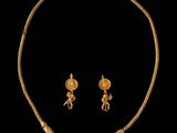 un collier et une boucle d'oreille en or offerts par le peuple