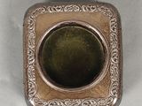 une boîte ancienne en argent ornée d'un verre vert au centre