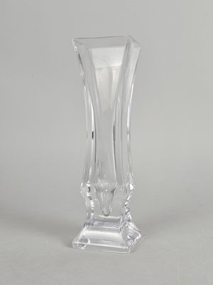 une photo d'un vase en verre transparent posé sur une table