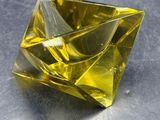 un diamant jaune posé sur une surface métallique