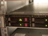 une photo d'un rack sur lequel sont installés plusieurs disques durs