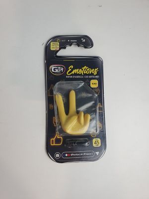 un gant jaune qui se trouve dans un emballage posé sur une table