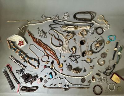 plusieurs types de colliers et de bracelets différents disposés sur une table