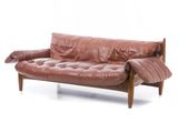 canapé en cuir marron avec des pieds et des accoudoirs en bois, sur fond blanc