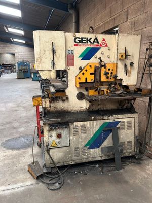 un gros plan d'une machine située dans un bâtiment