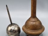 paire de cloches anciennes en bois et en métal, munies d'une poignée en bois