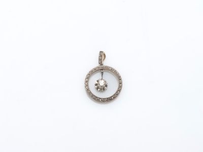 un pendentif en forme de cercle en or blanc et diamants sur fond blanc