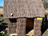 une petite cabane faite de brindilles, dans l'herbe