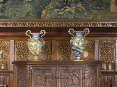 deux vases posés sur le dessus d'un meuble dans une pièce