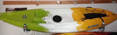 deux kayaks accrochés au mur l'un à côté de l'autre