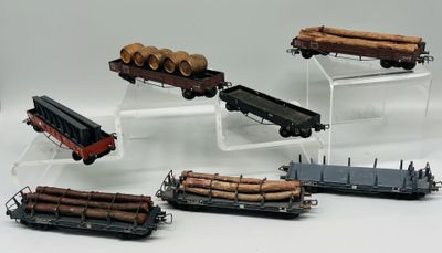 cinq types différents de wagons transportant des grumes