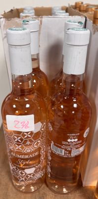 trois bouteilles de vin posées sur une table