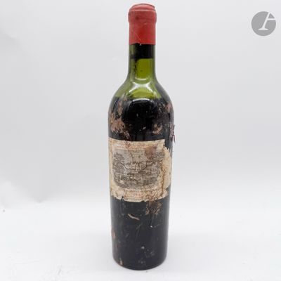 une bouteille de vin posée sur une table