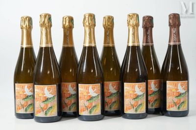 six bouteilles de vin sont alignées sur une surface blanche